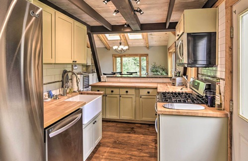 Warren Cabin | Saltwater Hot Tub & WFH-Friendly Warren Cabin!