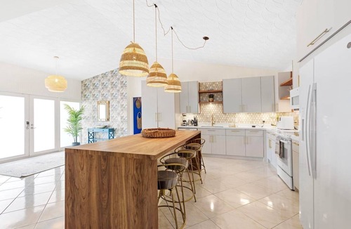 Ludlam House | Santorini · Casa Santorini - Big Pool, BBQ & Free Parking