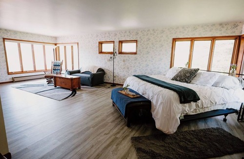 Jim Falls House | Scenic Rural Farmhouse that can sleep up to 20