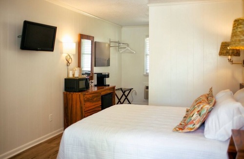 Ocracoke Cabin | 'Sea Oat Suite' Bluff Shoal Motel - Room 1
