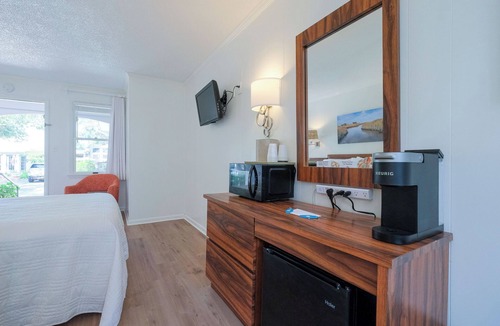 Ocracoke Cabin | 'Sea Oat Suite' Bluff Shoal Motel - Room 1