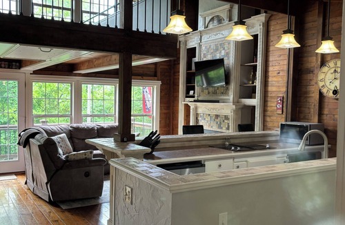 Omaha Cabin | Secluded Lakehouse Nestled in the Ozark Hills