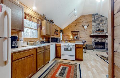 Townsend House | Serene Cabin Sleeps 6 Fire Pit Porch Hot Tub