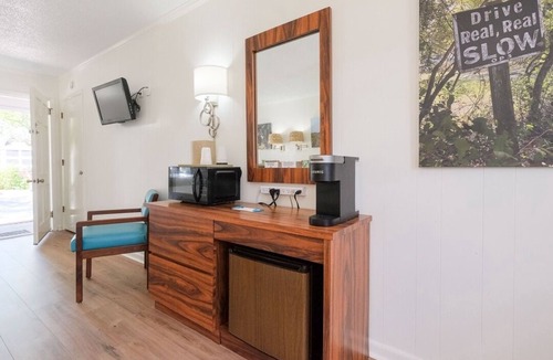 Ocracoke Cabin | 'Shady Oak' Bluff Shoal Motel - Room 3