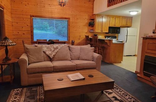 Eureka Springs Cabin | Shady Oak- Luxury Two bedroom, Two bath Cabin with Hot Tub! Hiking Trail and Cave on property!