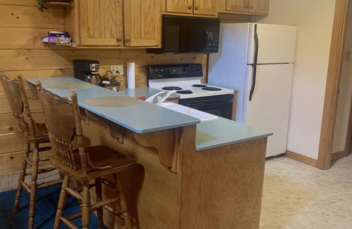 Eureka Springs Cabin | Shady Oak- Luxury Two bedroom, Two bath Cabin with Hot Tub! Hiking Trail and Cave on property!