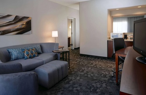 South Kansas City Hotel | Shopping and Dining in Downtown Kansas City! FREE Parking, Swimming Pool!