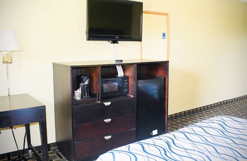Park City House | Sky-Palace Inn & Suites Park City Wichita North - 2 Queen Beds NS