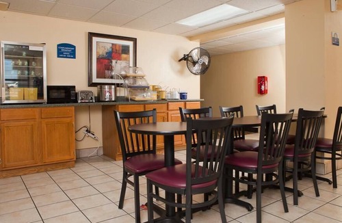 Park City House | Sky-Palace Inn & Suites Park City Wichita North - 2 Queen Beds NS