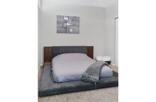 DeBaliviere Place Apartment | Sleek & Modern *Balcony, Forest Park, Barnes*