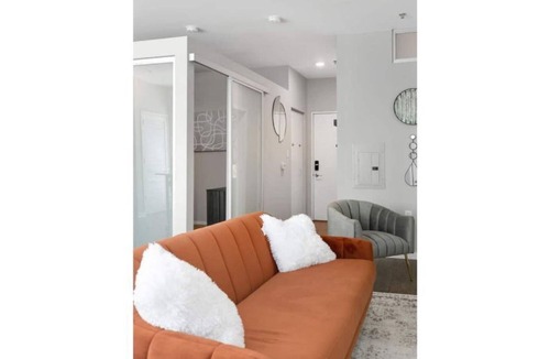 DeBaliviere Place Apartment | Sleek & Modern *Balcony, Forest Park, Barnes*
