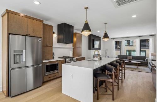 Hurwood Heights House | Sleek Nashville Trio Townhomes 9BR 3 Hot Tubs