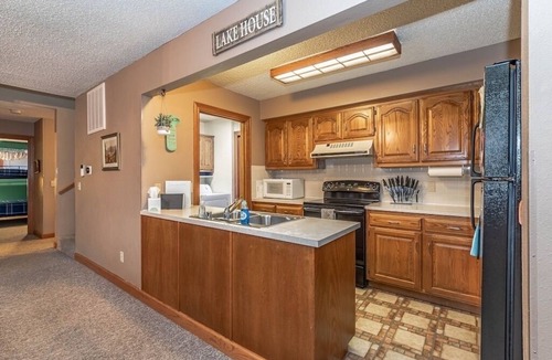 Holiday Island Condo | Sleep 11 comfortably, summer calendar booking fast! Walk to lake & marina!