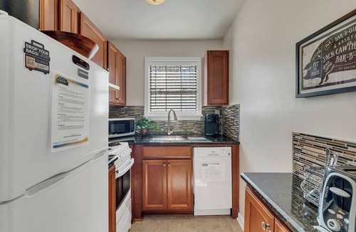 West End Apartment | Sleep 6! Free Parking! 1 Mile From Broadway!