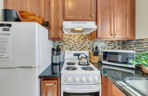 West End Apartment | Sleep 6! Free Parking! 1 Mile From Broadway!