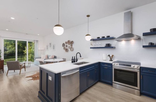 Cleveland Park Apartment | Sleeps 20, 3 Condos Side-by-Side, 10 minutes to Broadway