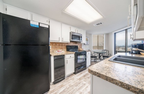Lake Hamilton Condo | South Shore Updated 2 Bdrm! Gameroom/Indoor Hot tub! Super Amenities! Sleeps 8!