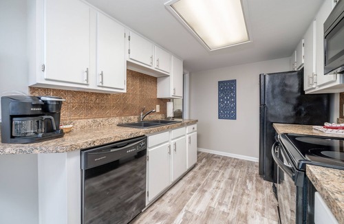 Lake Hamilton Condo | South Shore Updated 2 Bdrm! Gameroom/Indoor Hot tub! Super Amenities! Sleeps 8!