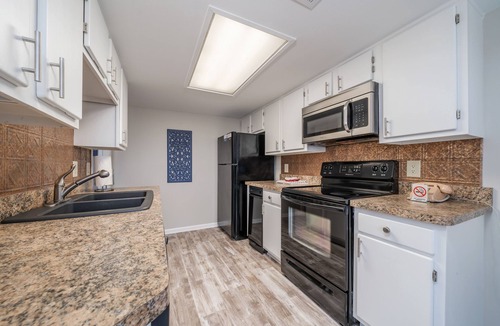 Lake Hamilton Condo | South Shore Updated 2 Bdrm! Gameroom/Indoor Hot tub! Super Amenities! Sleeps 8!