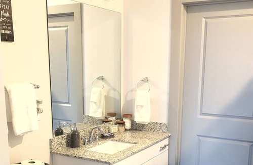Hurwood Heights Apartment | Spacious 1bedroom w/pool&gym walking distance from Geodis Park
