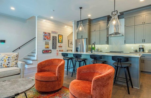 Eastwood House | Spacious 4bd minutes from Broadway - Sleeps 12!
