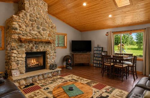 Lyndon Station House | Spacious 4BR Cabin Sleeps 12 Games Near Dells