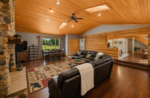 Lyndon Station House | Spacious 4BR Cabin Sleeps 12 Games Near Dells