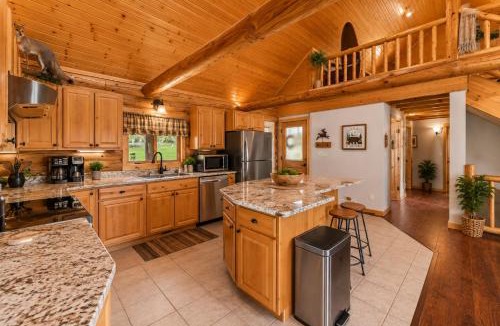 Lyndon Station House | Spacious 4BR Cabin Sleeps 12 Games Near Dells