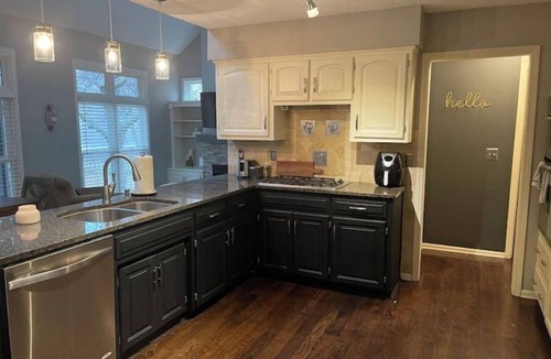 Overland Park House | Spacious 4BR house; suburb w amazing hwy access! Minutes to World Cup shuttle!