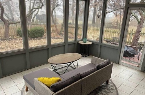 Overland Park House | Spacious 4BR house; suburb w amazing hwy access! Minutes to World Cup shuttle!