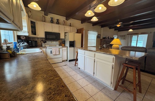 Argyle House | Spacious 5-bedroom house in Montrose with AC, and room for the whole family.