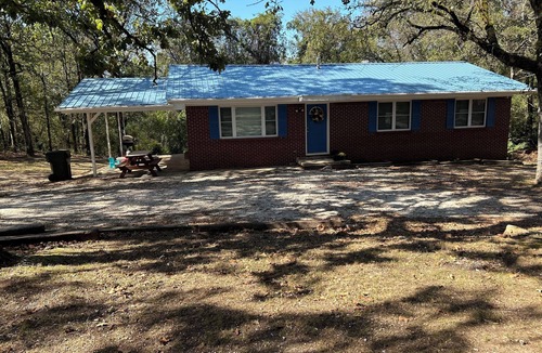 Jones Mills House | Spacious 5-bedroom house on quiet dead end road with AC, WiFi