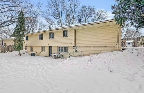 Roseville House | Spacious 5BR Family Haven. Pet Friendly. Game Room