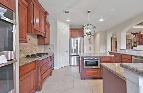 Friendswood House | Spacious 7-bedroom luxury estate w/pool, fenced yard, sleeping 16 people
