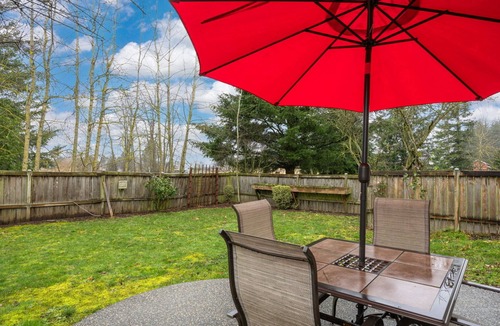 Everson House | Spacious centrally located farmhouse with stunning views, large yard, firepit