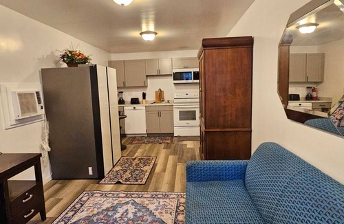 Memphis Cottage | Spacious Guest House w/8+ Beds - Near Downtown & Medical District