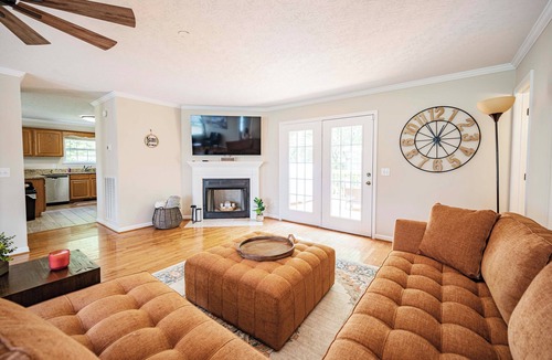Ashland City House | Spacious Home 25 minutes from Nashville! Sleeps 15