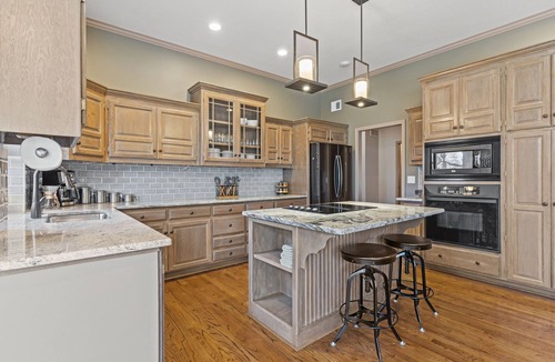Bucyrus House | Spacious KC Creekside Lodge Retreat with Fire Pit and Views