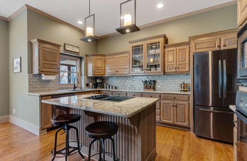 Bucyrus House | Spacious KC Creekside Lodge Retreat with Fire Pit and Views