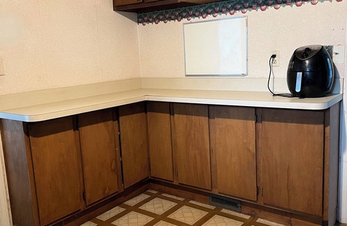 Gladstone House | Spacious KC Retreat : 4BR Sleeps 8 - 15 min from Airport - 20 min from Arrowhead