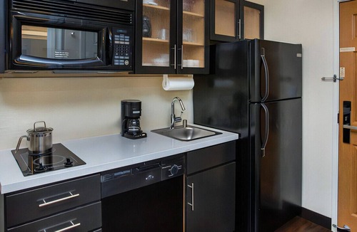 Bowling Green House | Spacious & Pet-Friendly Suite with Full Kitchen