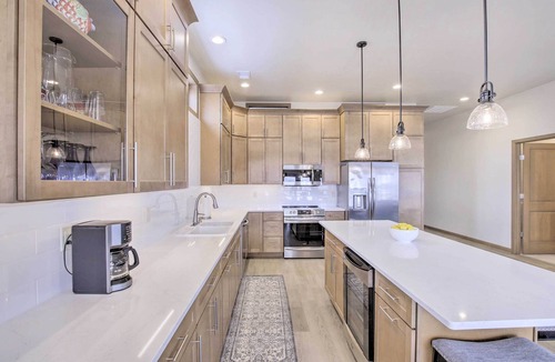 Pipe House | Spacious Recently Built Home < 1 Mi to Lake!