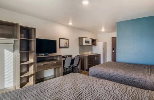 Lowell Hotel | Spacious Suite with Full Kitchen Near War Eagle Mill and Daisy Air Gun Museum