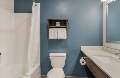 Lowell Hotel | Spacious Suite with Full Kitchen Near War Eagle Mill and Daisy Air Gun Museum