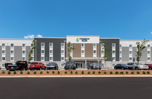 Lowell Hotel | Spacious Suite with Full Kitchen Near War Eagle Mill and Daisy Air Gun Museum