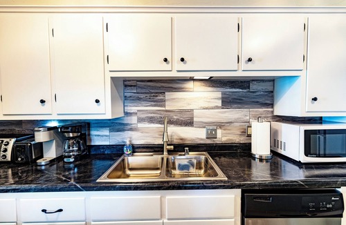 Ashwaubenon House | Spacious Townhouse - 1 mile from Lambeau