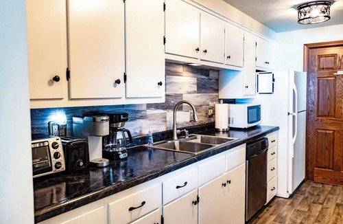 Ashwaubenon House | Spacious Townhouse - 1 mile from Lambeau