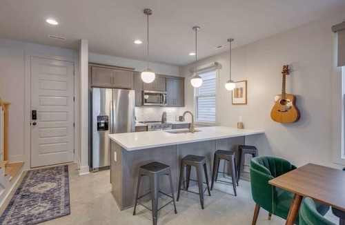 Greenwood House | Spacious & Walkable East Nash Designer Twin Homes | Sleep 20 with Smart TVs, Workspaces & Fast WiFi | 2 Garages & Full Kitchens | Walk to Mas Tacos, 10 Min to Broadway | 24 Hr Hospitality