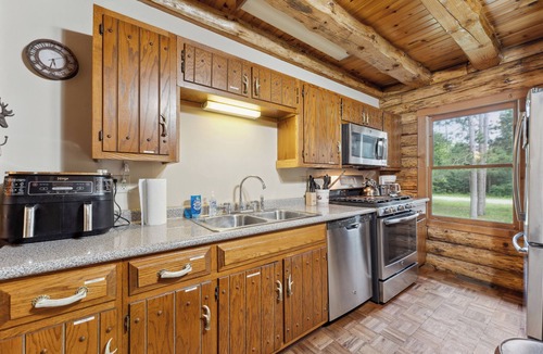 Mauston Cabin | Sprawling Cabin Estate with Hot Tub and Games