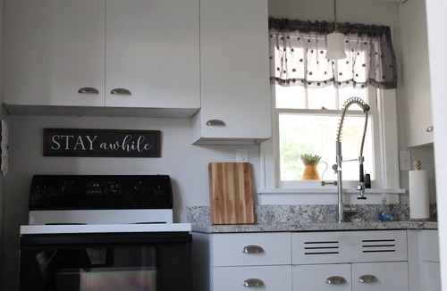 Dubuque House | Spring into Dubuque: Stroll, Shop, Sip & Stay in our Charming Cozy Bungalow!